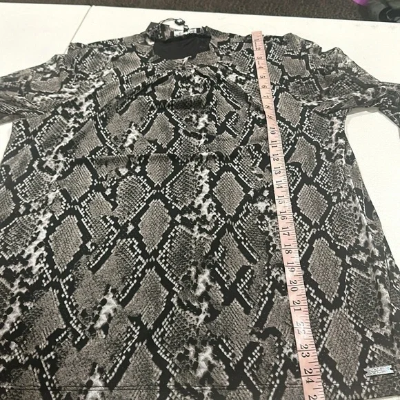 Badgley Mischka Gray and Black snake skin printFitted Blouse - Picture 5 of 8